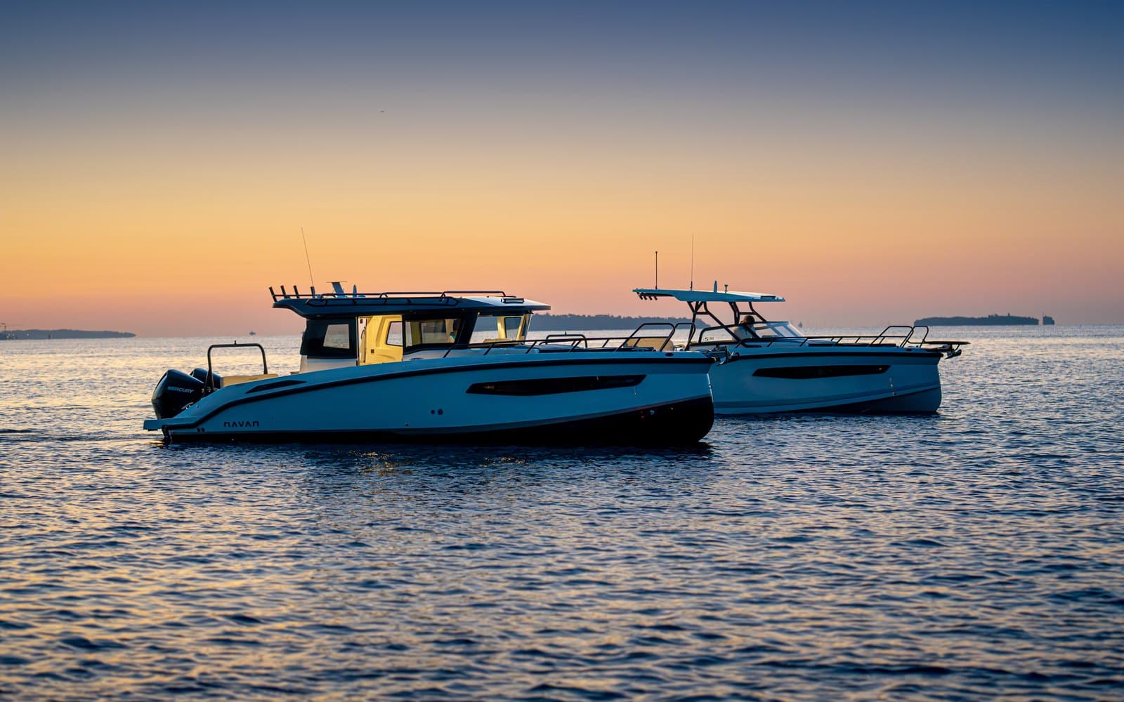 Zwei NAVAN Boote im Sonnenuntergang auf dem Wasser